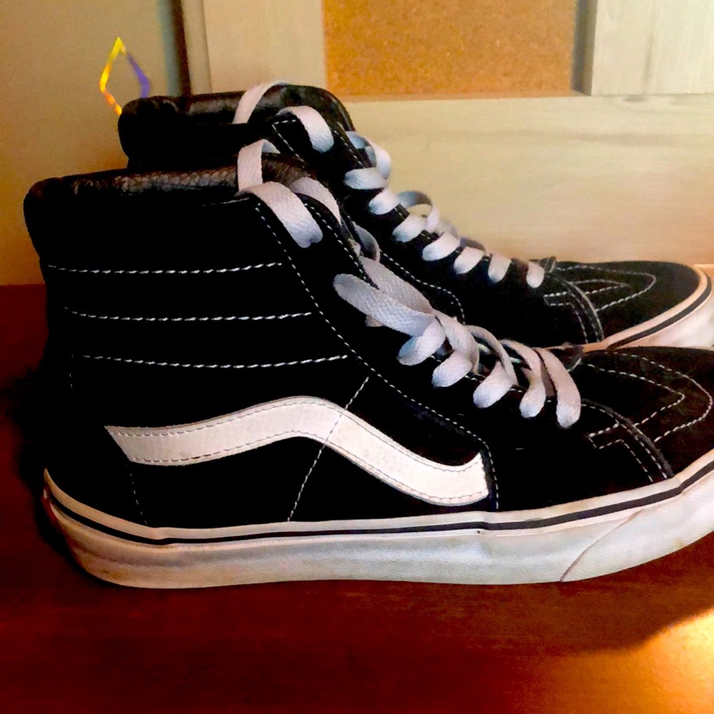 I’m selling a pair of high top black vans